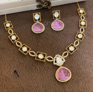Conjunto de collar con aspecto de piedra chapada en oro Kundan fino de alta calidad de diseñador, pendientes para mujer, joyería de diseñador para ropa de boda - Product Image 6