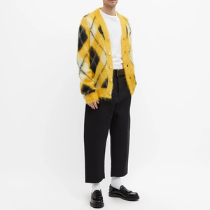 Cardigan en mohair pelucheux jaune et noir pour hommes - Product Image 4
