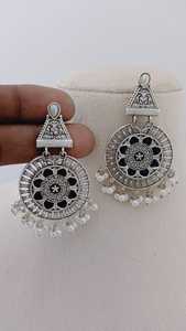 Juego de pendientes Heritage Mandala Temple Metal oxidado en tono plateado con acabado vintage Patrón único Latón Diseño personalizado - Product Image 4