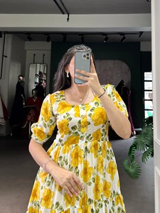 Khi lụa vichitra phong phú đáp ứng sự kỳ diệu của hoa, bạn nhận được nhiều hơn chỉ là một chiếc váy - Product Image 5