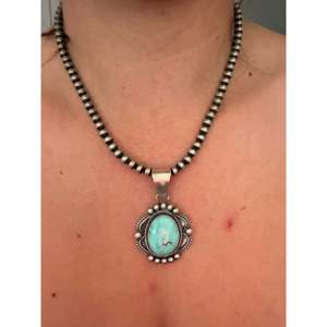 Pendentif Mathilda Benally Royston en turquoise et argent sterling avec technologie d'incrustation à sertissage clos - Product Image 2