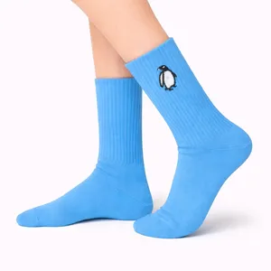 Calcetines Deportivos de Otoño con Diseño de Pingüino Bordado, Logotipo Personalizable, Impresión Digital, Antibacterianos, Absorbentes de Sudor, Hechos de Bambú - Product Image 2