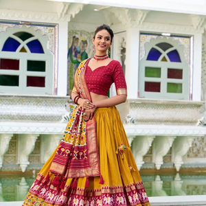 Festive Tussar Silk Lehenga Set con Can Support Micro Cotton Comfort Foil Print Detailing Elegant Party Wear para festivales - Product Image 1