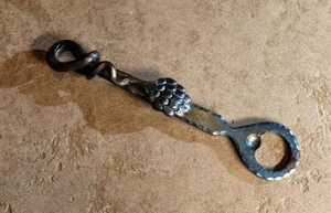 Abrebotellas de hierro en forma de ciervo forjado a mano hecho a medida adecuado para tiendas de suministros vikingos y hidromiel para reventa - Product Image 2