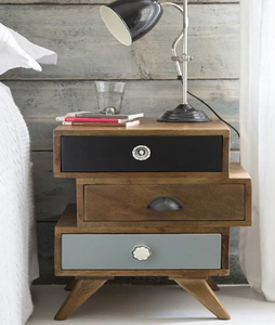 Mesita de noche apilada multinivel única con tres cajones no coincidentes en negro, marrón y gris, patas abiertas, a precios al por mayor - Product Image 1