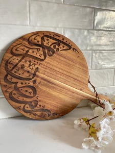 Bandeja redonda de madera con mango largo y caligrafía árabe, perfecta para Ramadán Iftar, servir dátiles, dulces y decoración festiva - Product Image 4