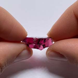 Pierre précieuse naturelle en grenat violet, taille ovale, provenant du Mozambique, polie, 8 mm, certifiée IGI - Product Image 3