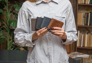 Cartera Bi Fold de cuero de lujo hecha a mano, monedero con bloqueo RFID de cuero genuino delgado para hombres, ranuras para tarjetas - Product Image 3