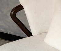 Fauteuil lounge scandinave moderne, revêtement en velours, structure en bois courbé, design écologique pour hôtel, villa, espaces de repas en plein air