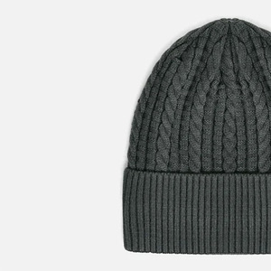 Gorros unisex cálidos y elegantes hechos de acrílico suave, perfectos para usar en invierno, moda casual o para publicidad. - Product Image 3