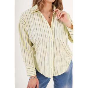 Blusa informal amarilla con abertura trasera a rayas para mujer LUSTRIN para uso diario y de oficina: ajuste cómodo, estilo versátil - Product Image 2