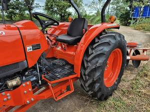 Tractor Agrícola Compacto Naranja con Ruedas, Máquina Agrícola con Cuchilla Delantera, Tractor Utilitario 4x4 - Product Image 5