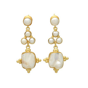 Boucles d'oreilles vintage en perles d'eau douce naturelles blanches nacrées, plaquées or 24 carats, faites à la main, boucles d'oreilles de déclaration pour femmes, boucles d'oreilles de mariage - Product Image 1