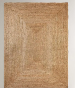 พรมปูพื้นสีเบจสไตล์คอนติเนนตัล ผลิตจากเส้นใยธรรมชาติที่ทนทาน ถักทอด้วยมือ ให้ความรู้สึกแบบชนบทและความอบอุ่นตามธรรมชาติ เหมาะสำหรับการตกแต่งสไตล์ร่วมสมัย - Product Image 1