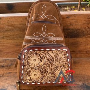 กระเป๋าคาดอกหนังกลับสีน้ำตาลสำหรับผู้หญิง, กระเป๋าเป้สะพายหลังหนังแท้สไตล์ตะวันตกลายดอกไม้ - Product Image 1