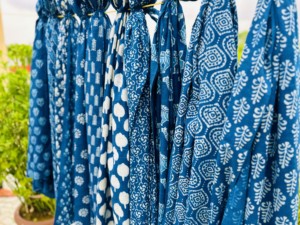 Sarong enveloppant floral fait à la main en coton imprimé bloc indigo léger pour station balnéaire ou spa 1 pièce bikini vêtements de plage - Product Image 4