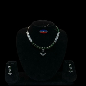 Magnifique ensemble de bijoux en pierre Cz pour femmes avec collier et boucles d'oreilles adapté au festival de fête de mariage et au look de réception - Product Image 2