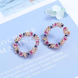 Pendientes de aro J multicolor de plata de ley con cristales - Product Image 3