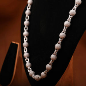 Chaîne de cou hip-hop haut de gamme conçue avec des détails de style diamant moissanite étincelant pour une expression de mode urbaine accrocheuse - Product Image 4