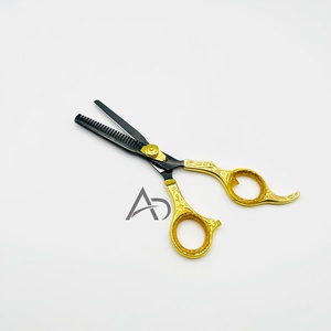 Ciseaux de barbier Adelmas International de qualité supérieure, personnalisés, à manche long, pour droitiers, en acier inoxydable, à bord arrondi, 7 pouces - Product Image 1