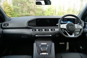 รถยนต์เมอร์เซเดส-เบนซ์ รุ่น GLE คลาส ปี 2019 รุ่น GLE400d AMG  ประเภทเชื้อเพลิงเบนซิน ประเภทรถ SUV ระยะทางวิ่ง 9721 ไมล์ เครื่องยนต์ 2.9 ลิตร เกียร์อัตโนมัติ จำนวนประตู 5 บาน - Product Image 4