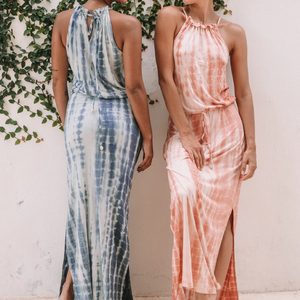 Vestido Maxi Bohemio de Rayón con Hombros Descubiertos y Estampado Tie Dye, Diseño Moderno y Multicolor, en Oferta - Product Image 1