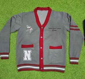 เสื้อสเวตเตอร์ไหมพรมผู้ชายแบบใหม่ คอทรงกลม ทรงเข้ารูป แขนยาว ปักโลโก้ด้านหน้า ป้องกันขนร่วง หนา 100% อะคริลิก ระบายอากาศได้ดี - Product Image 4