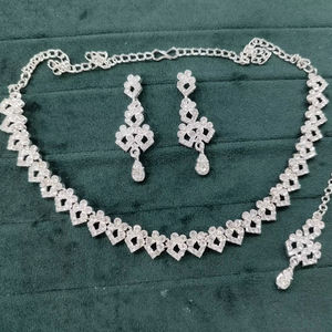 Delicado Conjunto de Joyería Tradicional India, Collar, Pendientes Maang Tikka para Boda, Gargantilla de Plata con Diamantes - Product Image 1