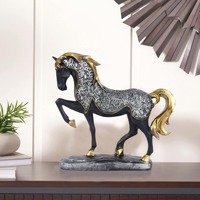 Charmante figurine de cheval noir avec des accents blancs Décor de table décoratif élégant pour l'affichage de cadeaux de bureau à domicile