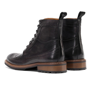 Bottines Chelsea en cuir rétro avec absorption des chocs et semelle souple pour hommes, idéales pour les événements à thème vintage et les tenues de bureau. - Product Image 5