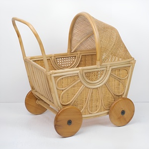 Poussette pour poupée en rotin, chariot de luxe en rotin naturel pour poupées avec un design de pétales de fleurs - Product Image 5