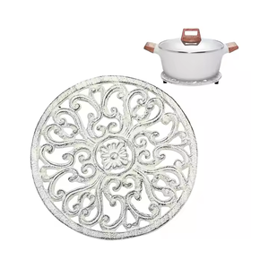 El clásico salvamanteles de metal blanco presenta un diseño cuadrado tallado a mano, perfecto para platos calientes y ollas en cualquier hogar o cocina moderna - Product Image 3