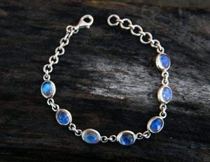 กำไลข้อมือทรงรีประดับมูนสโตนสีรุ้งคลาสสิก ยอดนิยม เหมาะสำหรับเป็นของขวัญสำหรับทุกเพศทุกวัย มีทุกขนาด สำหรับขายปลีกและส่งออก - Product Image 6