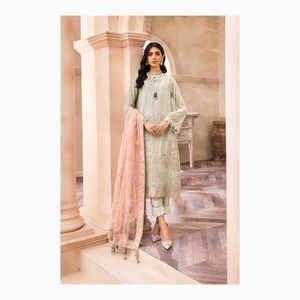 Traje paquistaní festoneado Georgette bordado de diseño premium para mujer de moda étnica india en azul marino a precios a granel OEM - Product Image 1