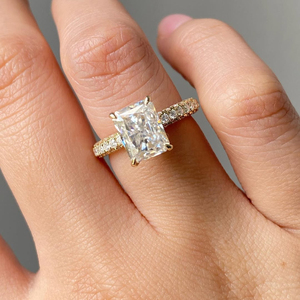 Anillo de compromiso con diamante cultivado en laboratorio de corte radiante de 3.50 quilates, banda pavé de oro de 14K, certificado IGI. - Product Image 1