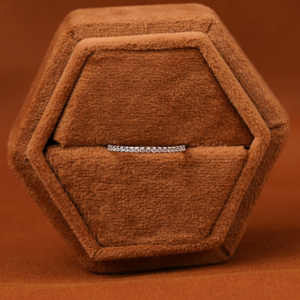 Micro pavimentado Tiny Round Cut Lab Grown Diamond Half Eternity Band 14KT Banda de boda de oro sólido Fabricación de joyas especiales para mujeres. - Product Image 6