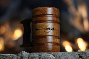 Large tasse en bois artisanale au design traditionnel conçue pour les acheteurs conscients à la recherche d'alternatives en bois naturel par Tradebyd - Product Image 2