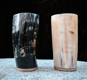 Vaso de whisky de cristal con cuerno de búfalo corto elegante con logotipo personalizado, artesanías naturales ecológicas con diseño de animales reales para fiestas - Product Image 1