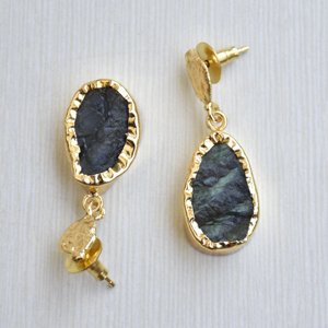 Boucles d'oreilles en laiton de style statement, fabriquées à la main, finition laiton satiné semi-précieux, motif unique de créateur, parfait pour la vente en gros - Product Image 3