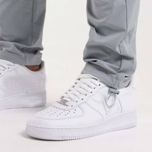 Pantalon cargo élégant et fonctionnel pour homme avec poches zippées sécurisées et cordon de serrage réglable - Product Image 2