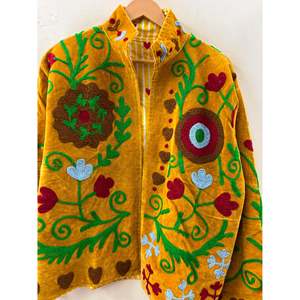 เสื้อโค้ทสปริงสไตล์ Prairie Chic สีเหลืองอำพันแบบกลับด้านได้ เป็นมิตรกับสิ่งแวดล้อม พร้อมปกผ้ากำมะหยี่ปักลาย Suzani ด้วยมือ ประดับด้วยลายเถาวัลย์ - Product Image 2