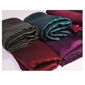 Tissu satiné Tora de qualité supérieure, brillant et lisse, pour la confection de robes ou de vêtements et de mode, disponible au prix d'exportation - Product Image 1