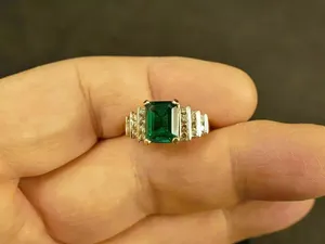 แหวนหมั้นเพชรโมอิสซาไนต์ทรงเหลี่ยมมรกต 2 กะรัต สีเขียว เงินแท้ 925 สไตล์วินเทจ แบบฝังหนามเตย - Product Image 2