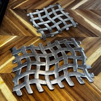 Dessous de plat personnalisé en métal de forme carrée élégante faite à la main moderne unique et design à carreaux fabriqué en Inde
