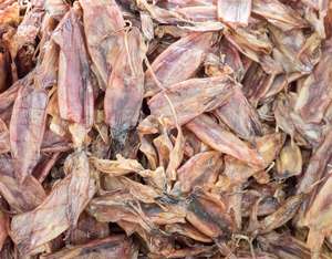 Calamar seco en trozos, calamar desmenuzado y seco en planos cerrados - Product Image 1