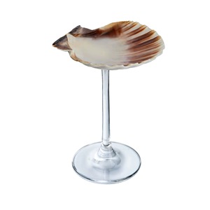 MARVELOUS; Tener una copa de vino con forma de concha marina en la mano es reconfortante como si estuvieras sosteniendo un trozo de la costa, increíblemente elaborada por K.W. - Product Image 1