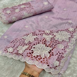 Sari de Seda Manipuram VASTRA COTTAGE con Estampados Pichwai, Borde Dorado con Zari, Pallu Pichwai con Estampado Digital, Borlas y Blusa en Contraste - Product Image 2