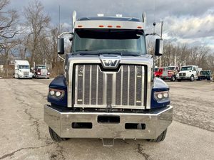 Camión Semirremolque Western Star 4900 Heavy Haul Sleeper Usado, Bien Mantenido, Años 2022-2024, Listo para Exportar - Product Image 4