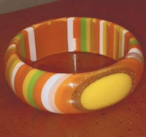 Bracelet jonc tendance en résine avec pierres colorées intégrées, bracelet extensible léger en résine - Product Image 5