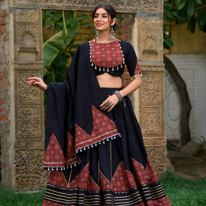 Nouveau dernier pur coton uni avec imprimé et papier miroir travail Lehenga Choli vêtements de fête - Product Image 1